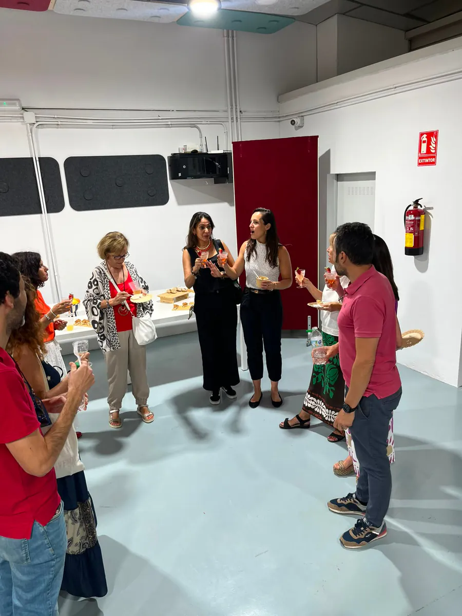 Asistentes conversando al término de una sesión de la comunidad energética